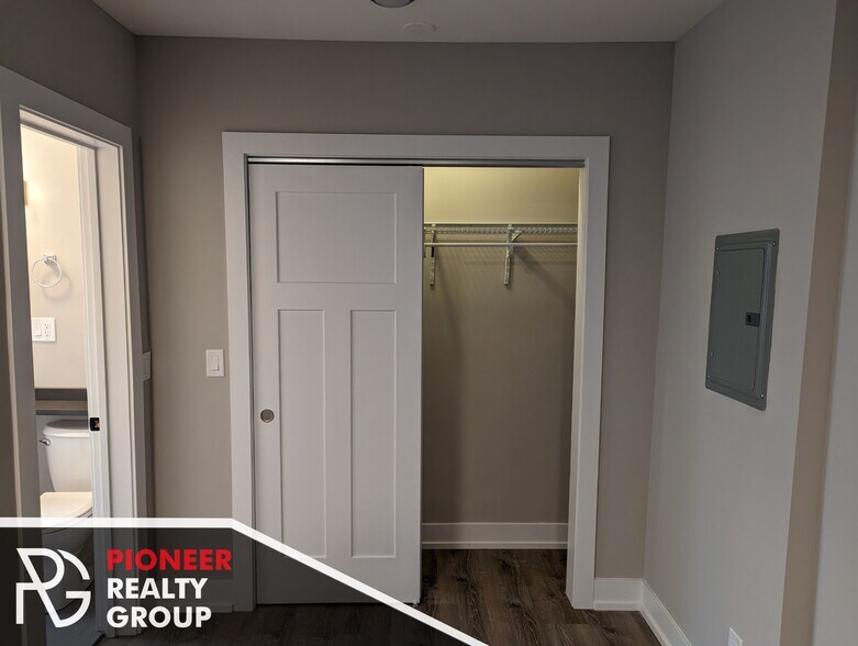 Building Photo - 4542 N Damen Ave