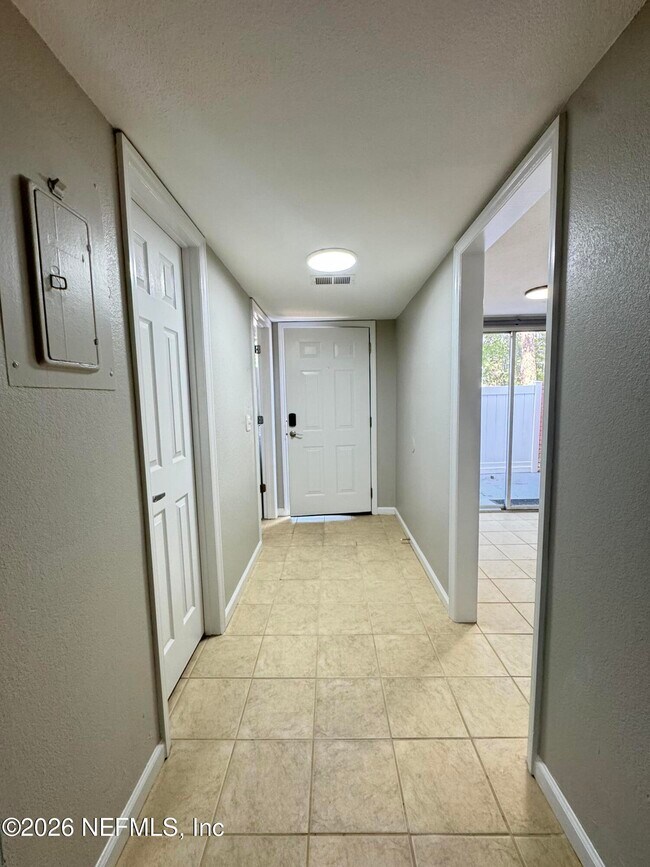 Building Photo - 8880 Old Kings Rd S