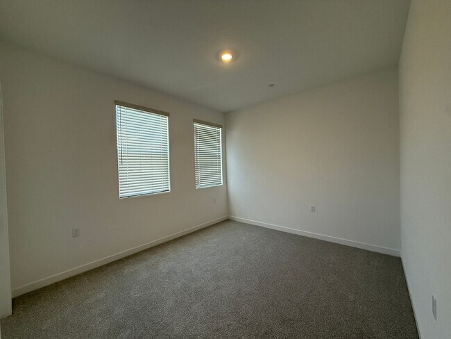 Building Photo - Brand new stunning 4-bedroom, 2.5-bathroom home in the desirable Clovis, CA