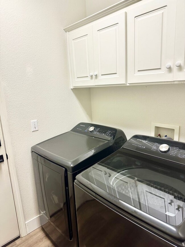 Building Photo - Updated North Fresno 3/2