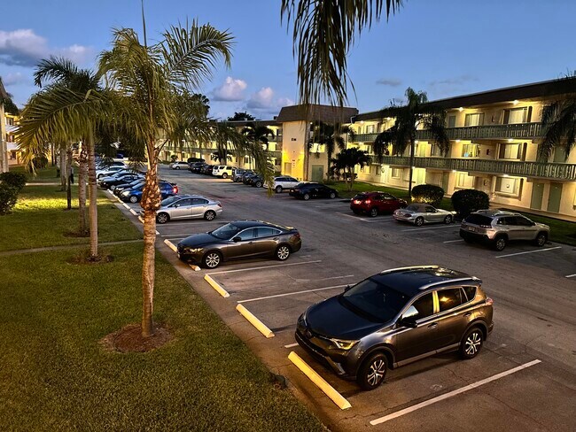 Building Photo - 600 Village Green Ct