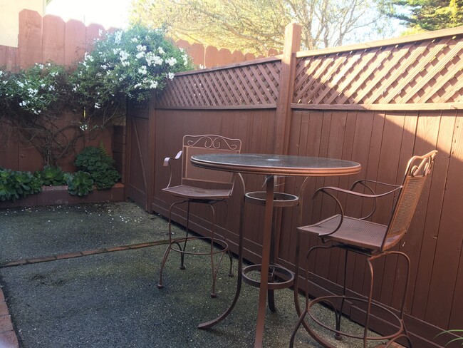 Building Photo - Dickman (740)