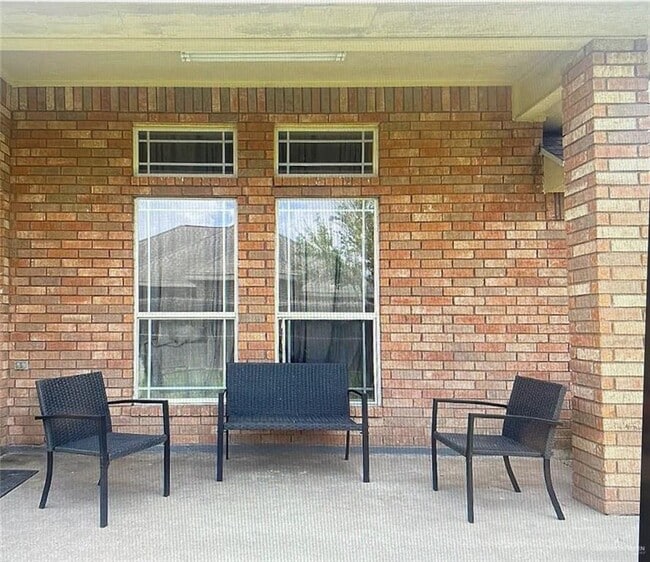 Building Photo - 505 E Arapaho Ave