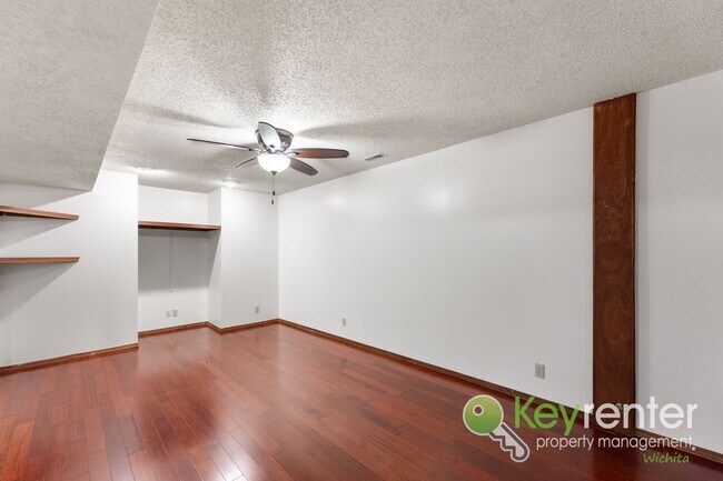 Building Photo - 3 Bedroom 2 Bathroom Family Ready Home