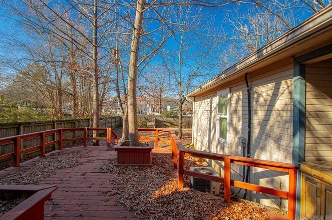 Building Photo - 18 Red Oak Pl