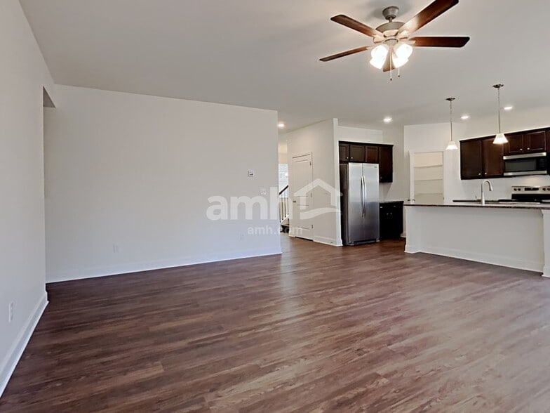 Building Photo - 5175 Valley Dr