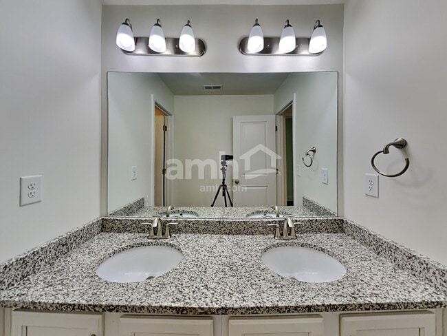 Building Photo - 510 Cash Cir