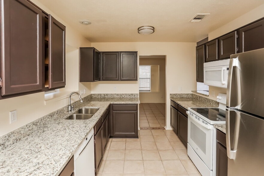 Building Photo - 916 Richards Dr
