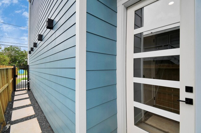 Building Photo - 6817 Peerless St