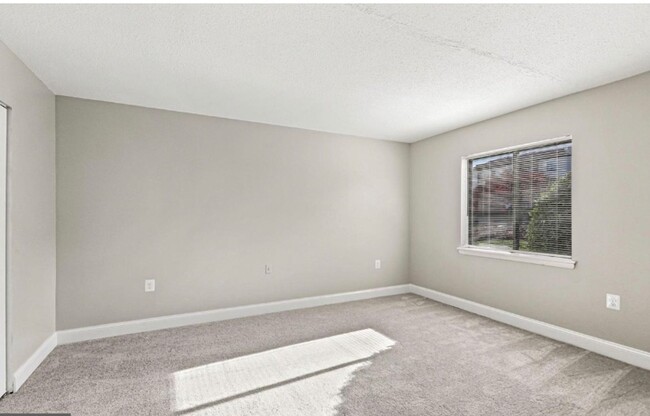 Building Photo - Renovated Herndon Condo