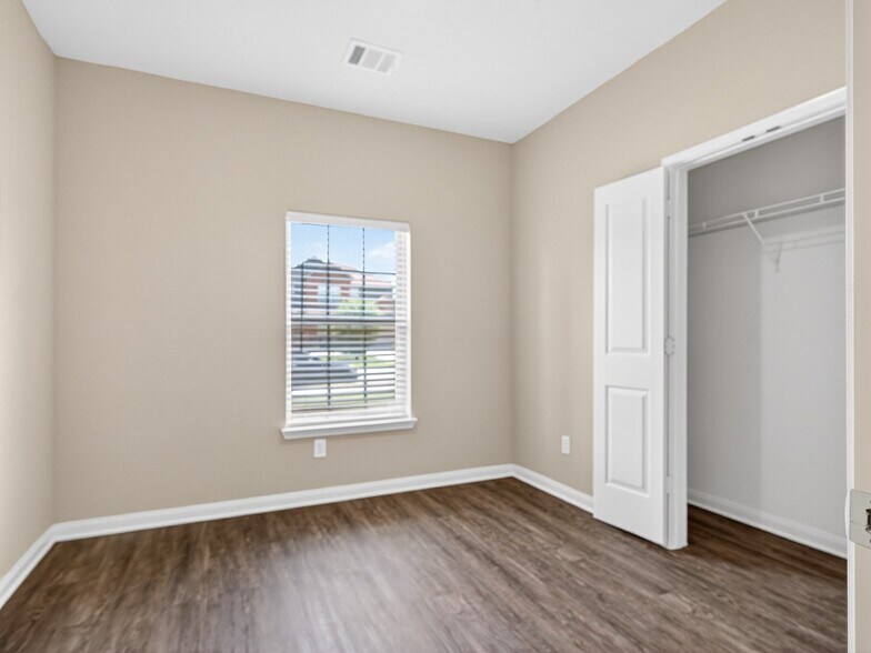 Building Photo - 1420 Mackinac Dr