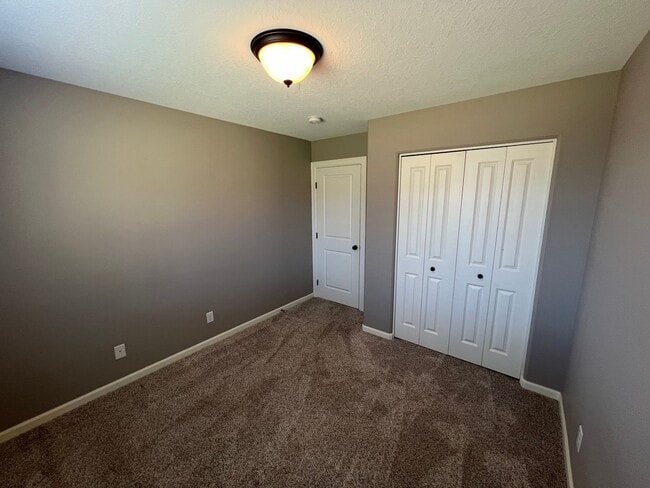 Building Photo - Well Maintained Three Bedroom Home in Sout...