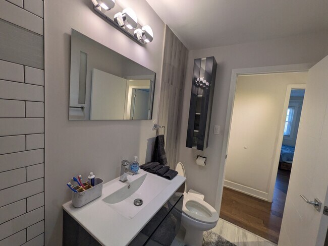 Building Photo - Newly Renovated 1-Bedroom Condo in the Hea...