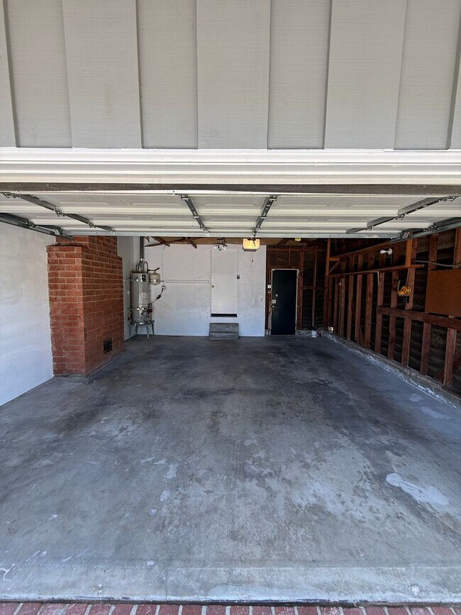 Building Photo - Beautiful One Level, 3 Bedroom, 3 Bathroom Tarzana Pool Home for Lease!