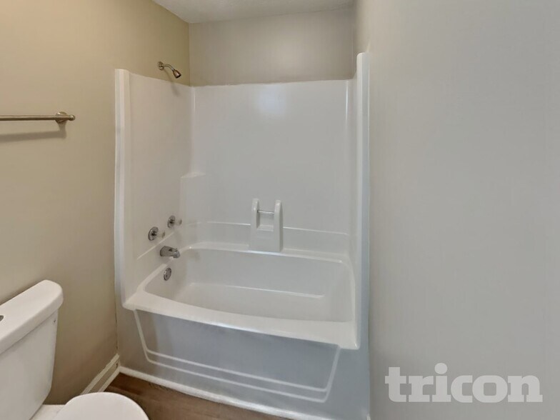 Building Photo - 1918 Cross Creek Dr