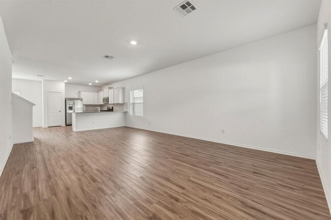 Building Photo - 913 Legends Ln