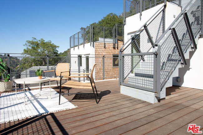 Building Photo - 8870 Wonderland Ave