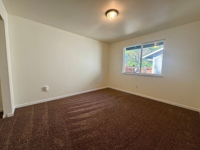 Building Photo - $500 Move In Discount! | 3 Bedroom 2 Bath ...