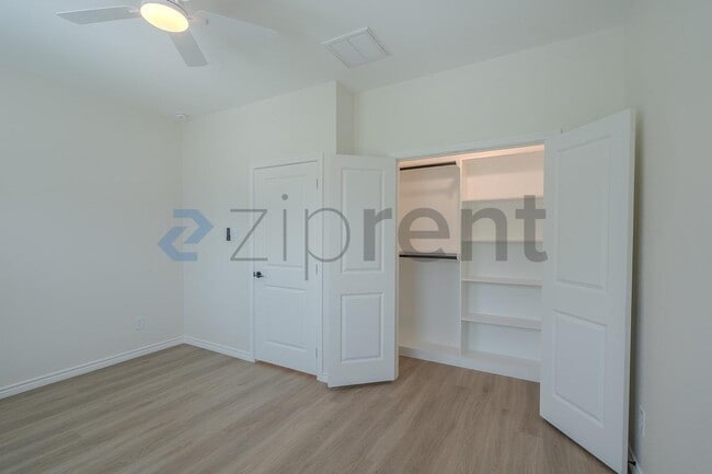 Building Photo - Unit