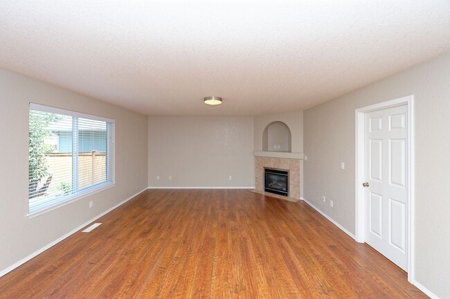 Building Photo - 4 Bedroom Home