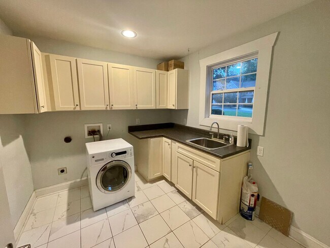 Building Photo - Updated 3 BR/ 2 BA home on Roseland Drive ...