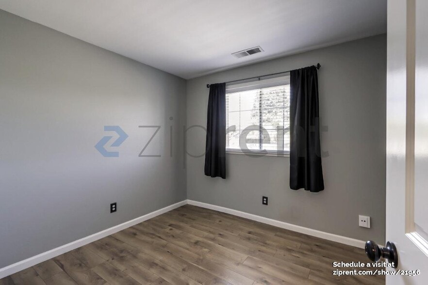 Building Photo - 9404 Lazy Creek Dr
