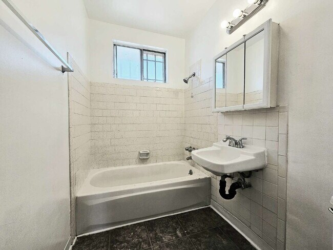 Building Photo - Welcome home to this charming and affordab...