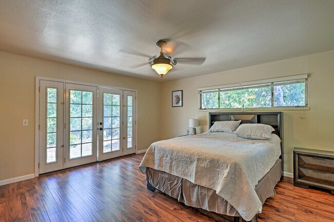 Building Photo - 10505 Center Ave