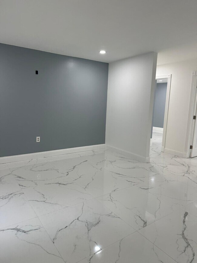 Building Photo - 935 34th Ave