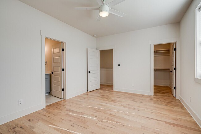 Building Photo - Stunning 4-Bedroom Nashville Home with Granite Countertops, Hardwood Floors, and Fireplace!