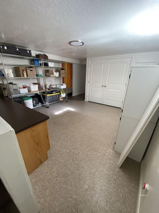 Building Photo - 941 W Chamberlain Dr