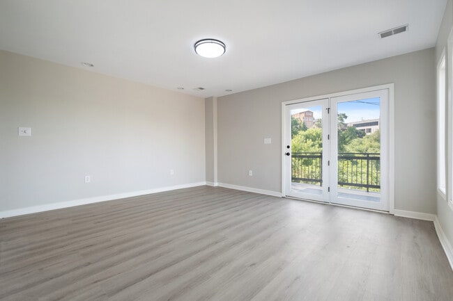 Building Photo - 451 Neff St
