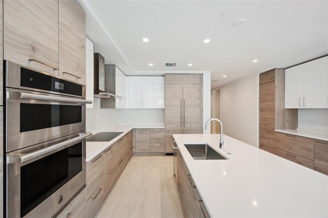 Building Photo - 301 1st St S