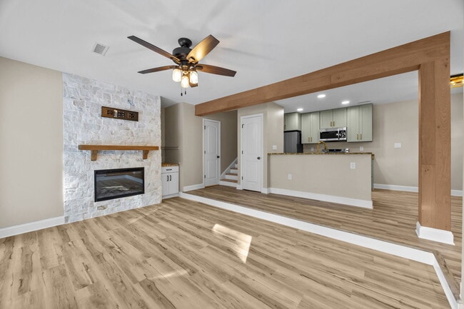 Building Photo - 425 W 8th St