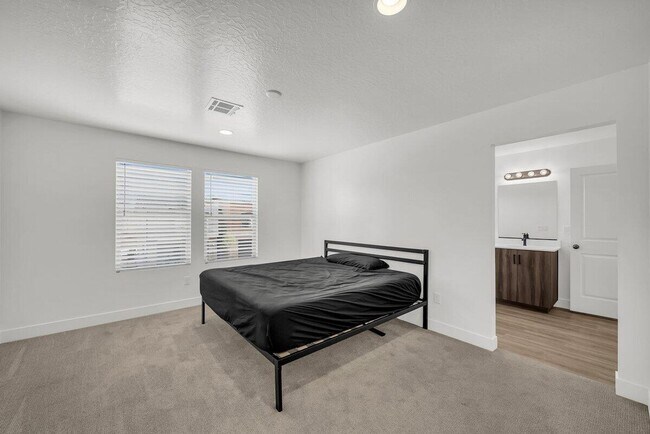 Building Photo - Stunning End-Unit in South Desert Townhomes