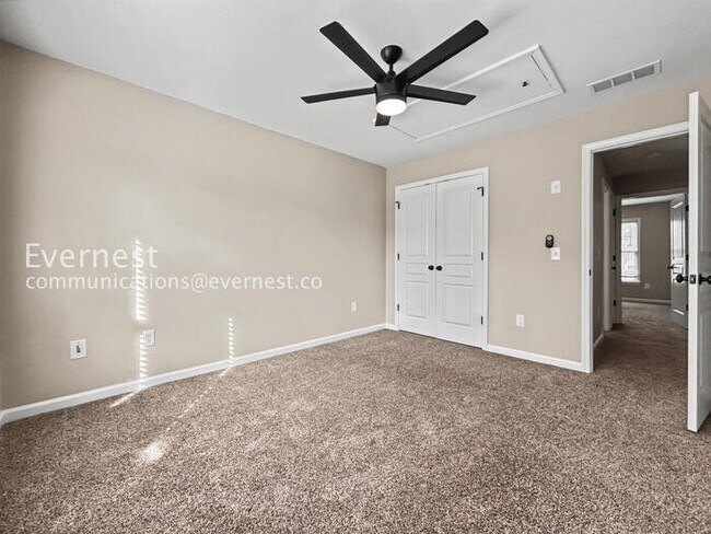 Building Photo - 3-Beds 3.5 Baths Spacious Home with Fenced Yard and Garage Parking