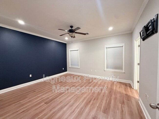 Building Photo - 2137 La Cache Dr
