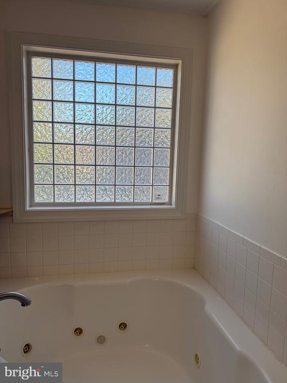 Building Photo - 8 English Oak Cir