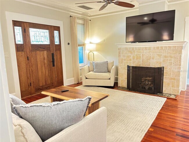 Building Photo - 324 Julia Pl