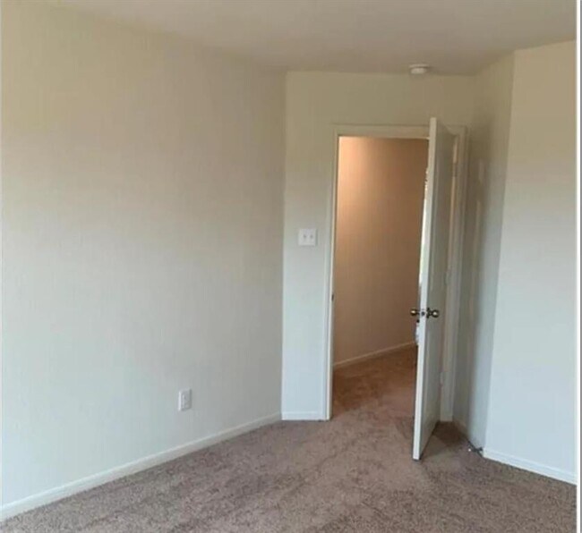 Building Photo - 213 Cres Park Dr