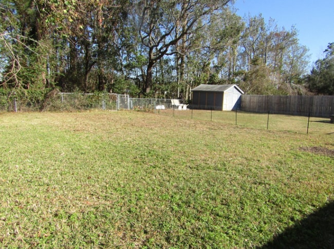 Building Photo - -Bed, 1.5-Bath Duplex in Bellview with Garage, Indoor Laundry, and Private Fenced Backyard