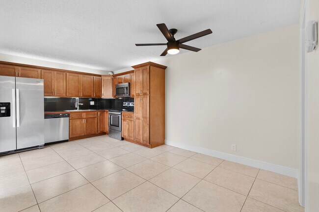 Building Photo - 1420 Augusta Cir