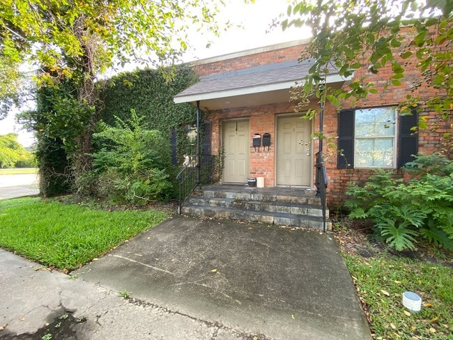 Building Photo - 1605 W Common