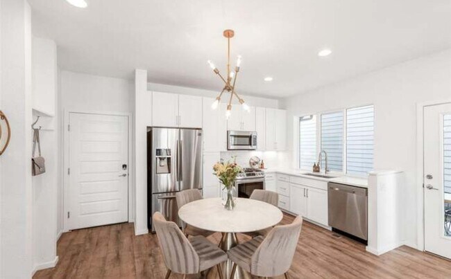 Building Photo - Beautiful 4 bedroom 3.5 bathroom home