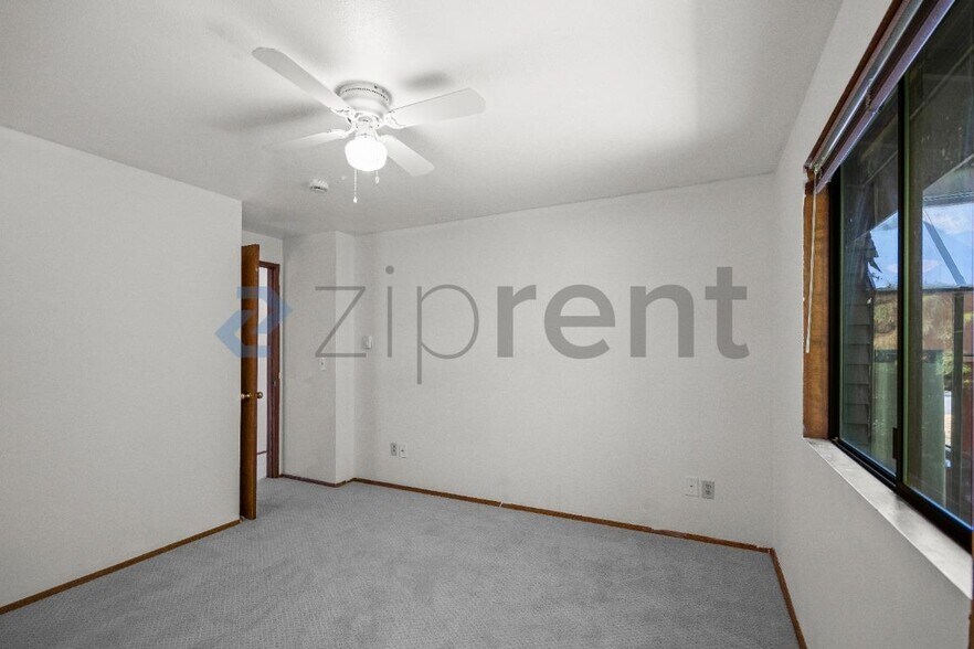 Building Photo - Unit