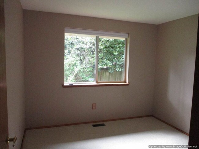 Building Photo - Charming 3-Bedroom Rambler with Spacious B...