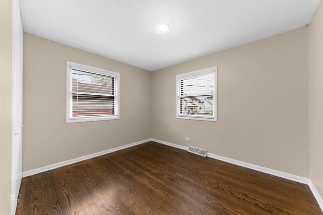 Building Photo - 410 N Shore Dr