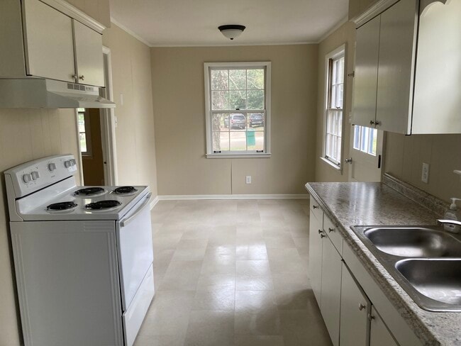 Building Photo - 577 Douglas Ave