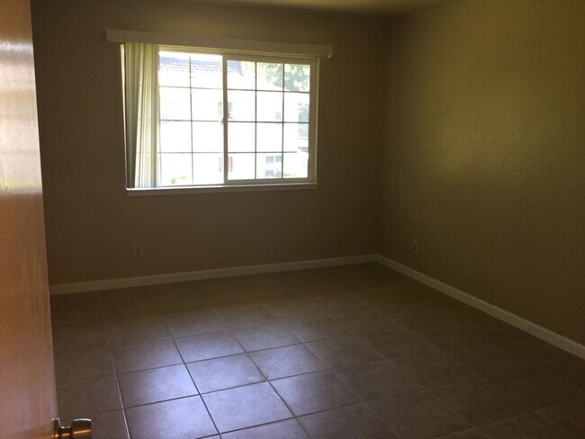 Building Photo - Cute upper-level 1bd. in Rohnert Park ~ Av...