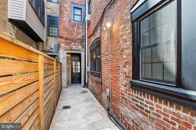 Building Photo - 819 S 2nd St
